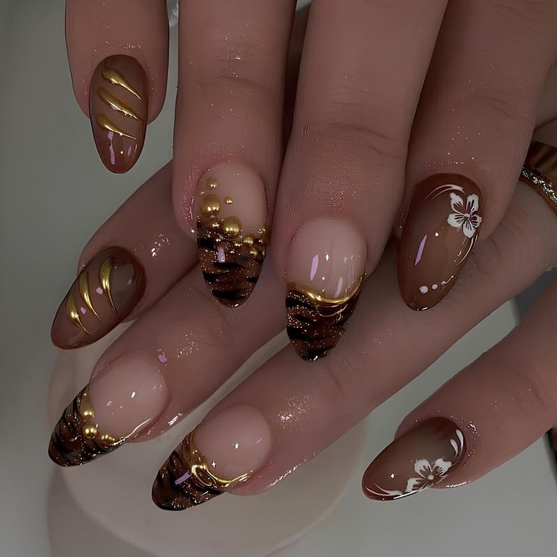 24Pcs Golden French Fake Nail with Almond Head Design Simple Oval False Nails Wearable Press on Nails Full Cover Nail Tips E0186