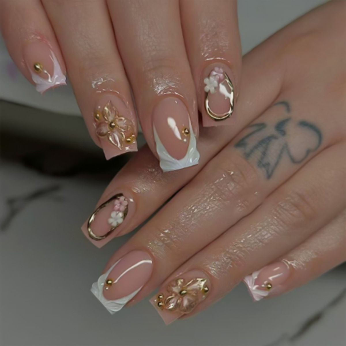 24Pcs Golden French Fake Nail with Almond Head Design Simple Oval False Nails Wearable Press on Nails Full Cover Nail Tips E0186