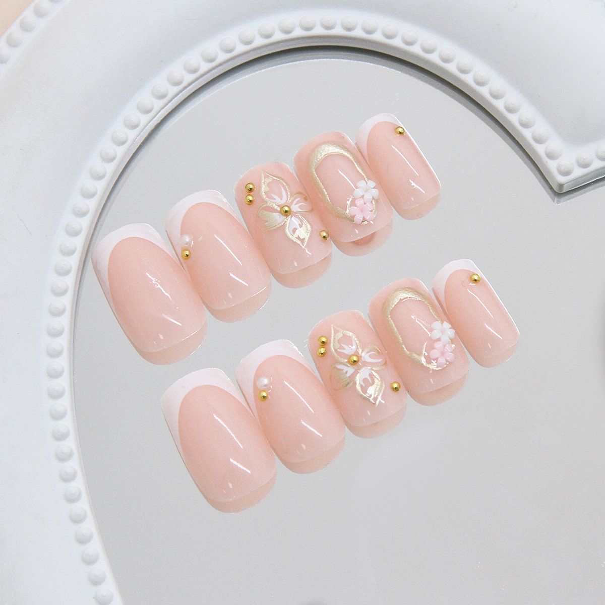 24Pcs Golden French Fake Nail with Almond Head Design Simple Oval False Nails Wearable Press on Nails Full Cover Nail Tips E0186