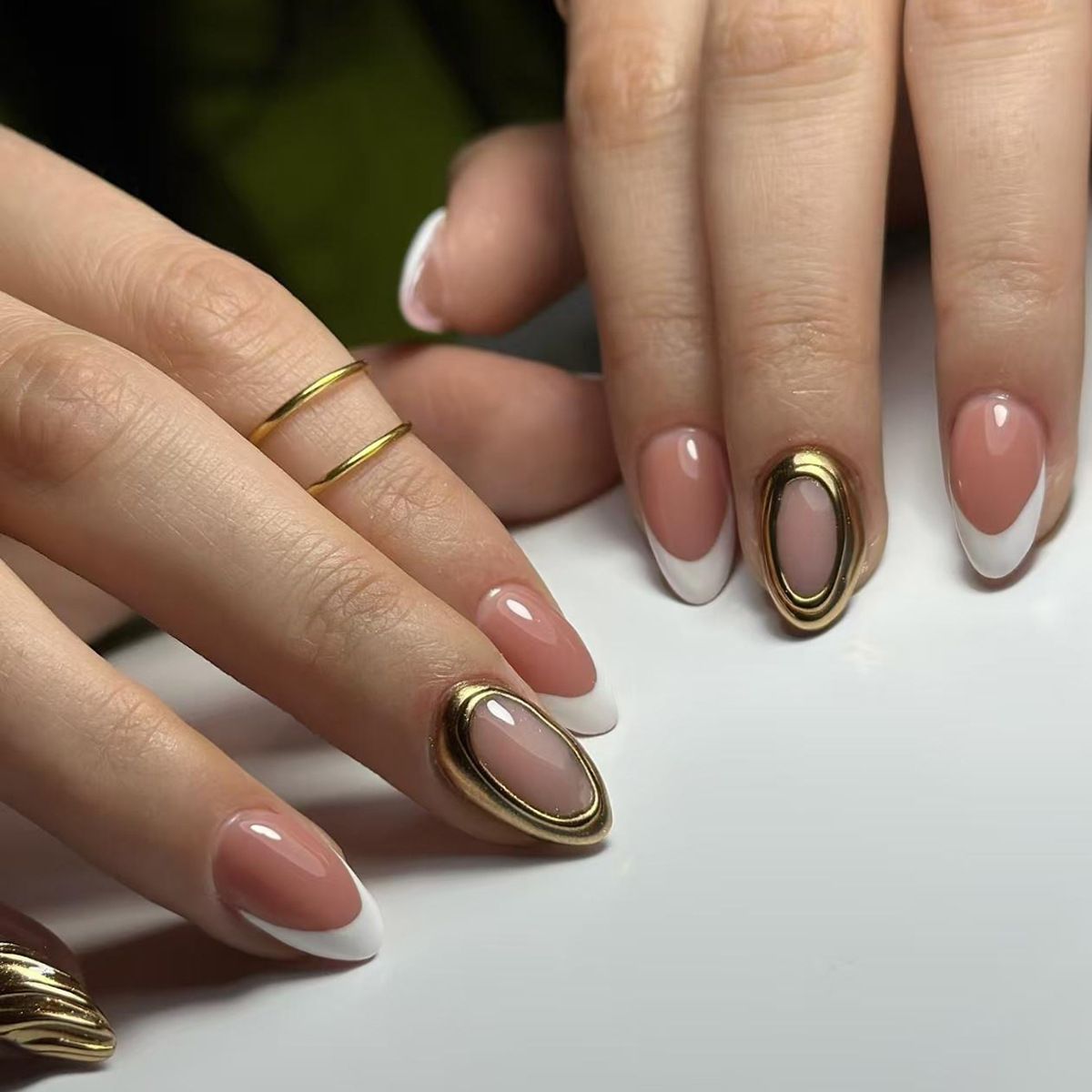 24Pcs Golden French Fake Nail with Almond Head Design Simple Oval False Nails Wearable Press on Nails Full Cover Nail Tips E0186