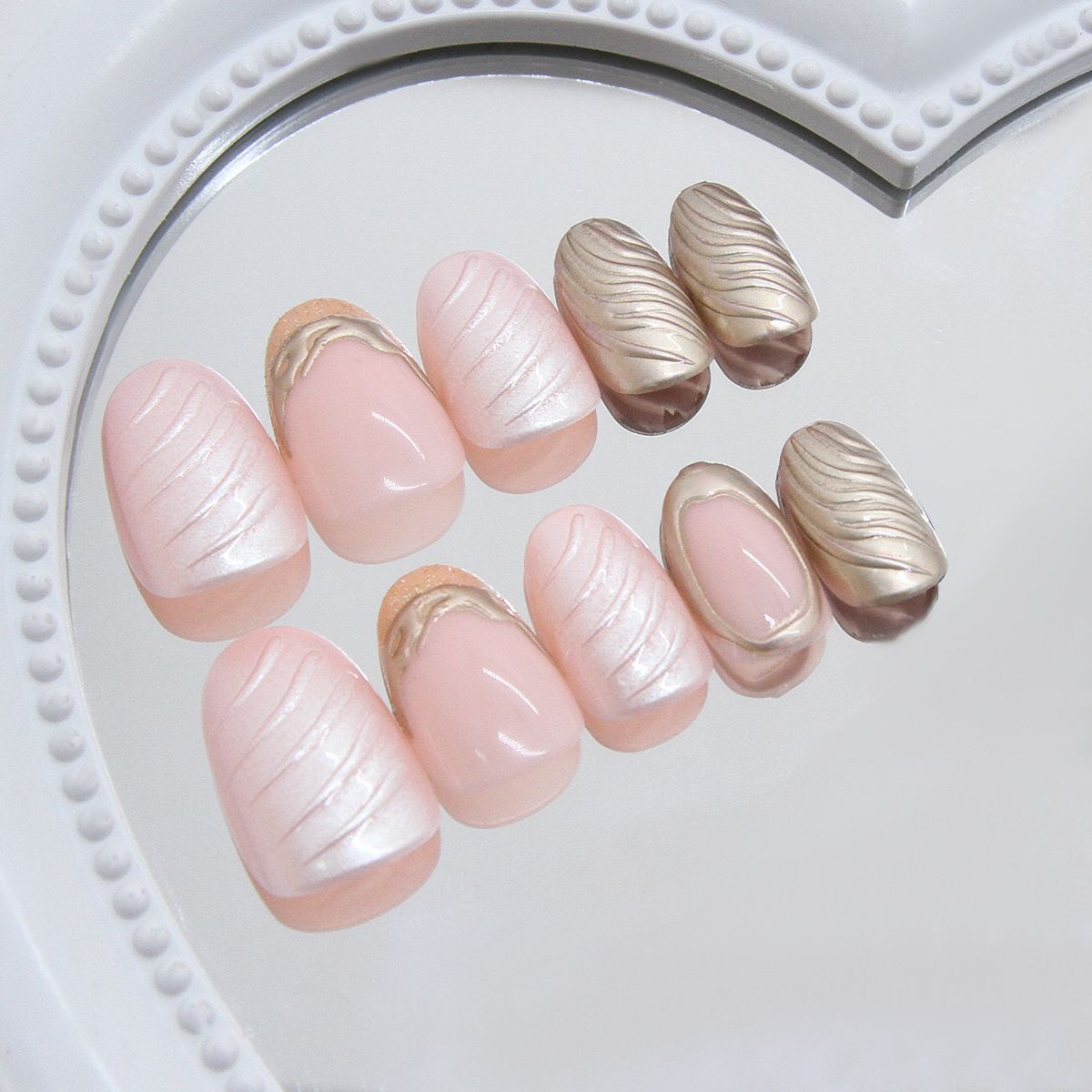 24Pcs Golden French Fake Nail with Almond Head Design Simple Oval False Nails Wearable Press on Nails Full Cover Nail Tips E0186