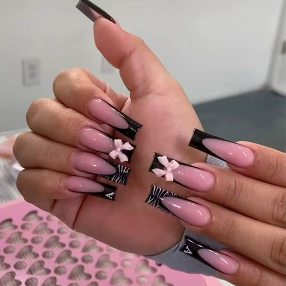 24Pcs Long Coffin False Nails Star Heart with Rhinestones French Design Wearable Fake Nails Glitter Press on Nails Tips Art E0115A