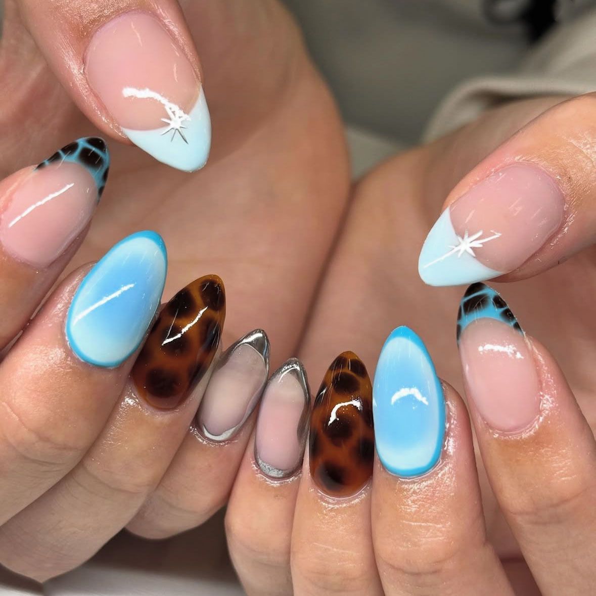 24Pcs Golden French Fake Nail with Almond Head Design Simple Oval False Nails Wearable Press on Nails Full Cover Nail Tips E0186