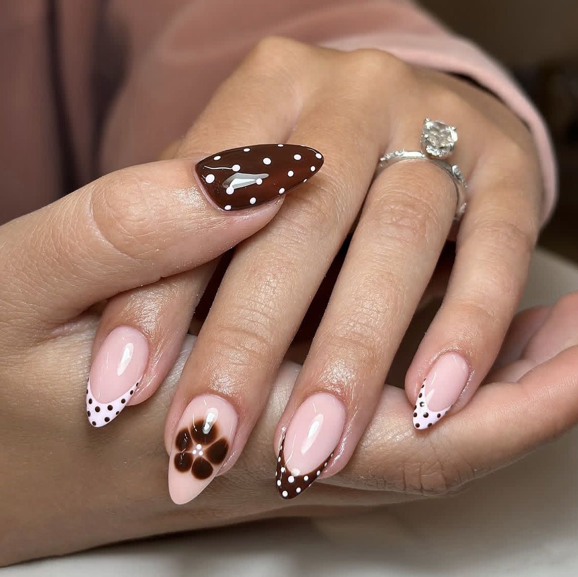 24Pcs Golden French Fake Nail with Almond Head Design Simple Oval False Nails Wearable Press on Nails Full Cover Nail Tips E0186