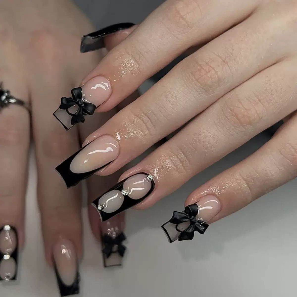 24pcs Heart Bow Press-On Nails Short Almond Black Fake Nail Y2K Full Coverage Nail Tips Removable Wearable Nail for Women&Girl E0171 view 6