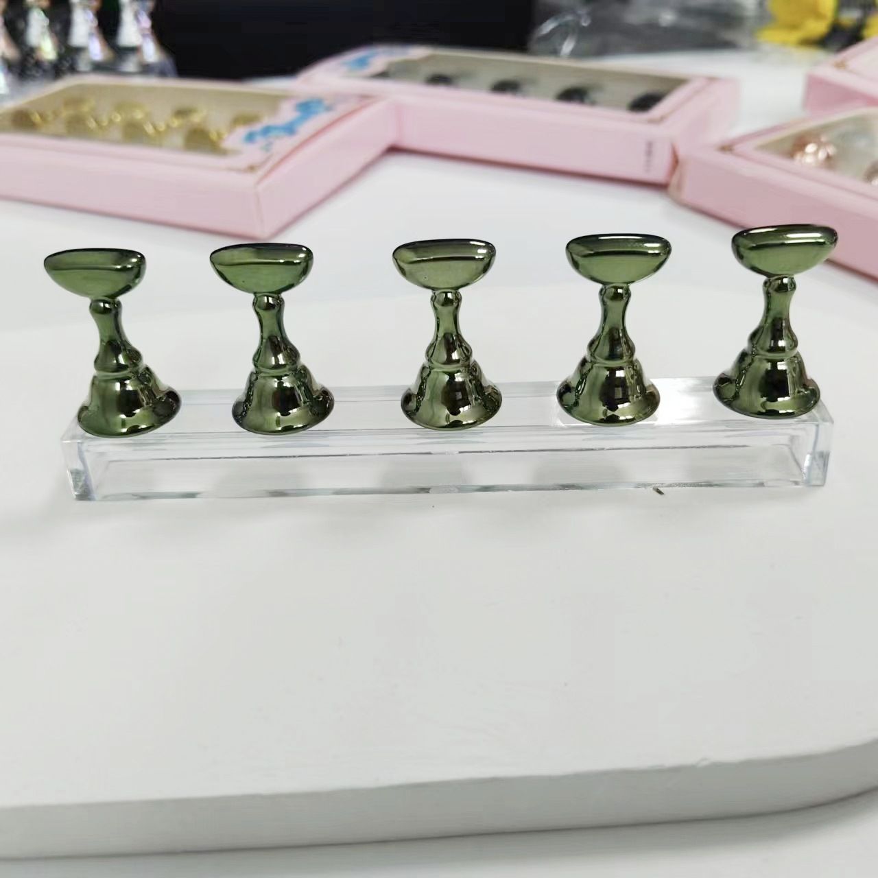 5pcs Magnetic Nail Stand for Press On Nails Display Fake Nail Nail Tips Practice Holder with Reusable Putty Nail Beginner Diy E0160