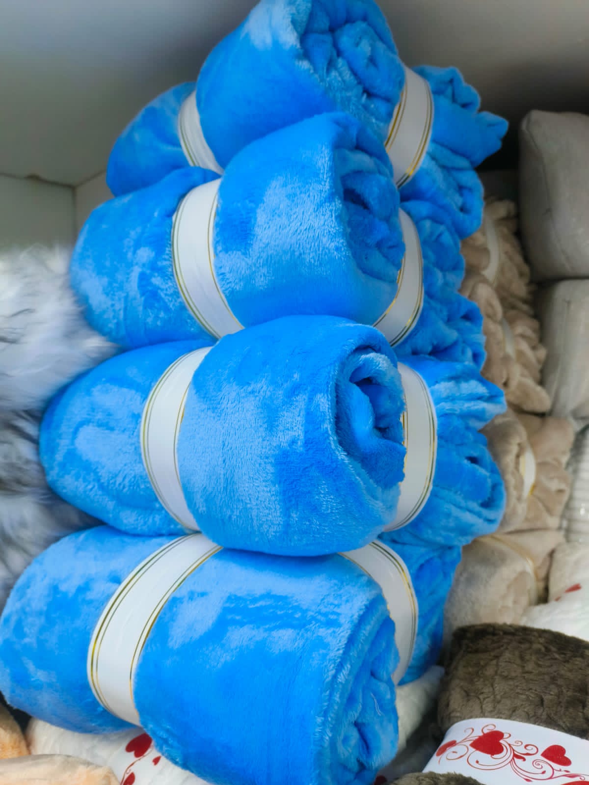 Soft and Warm 6 by 6ft Fleece blanket portable to use for covering you anywhere. Livingroom, office, outdoor, in the car