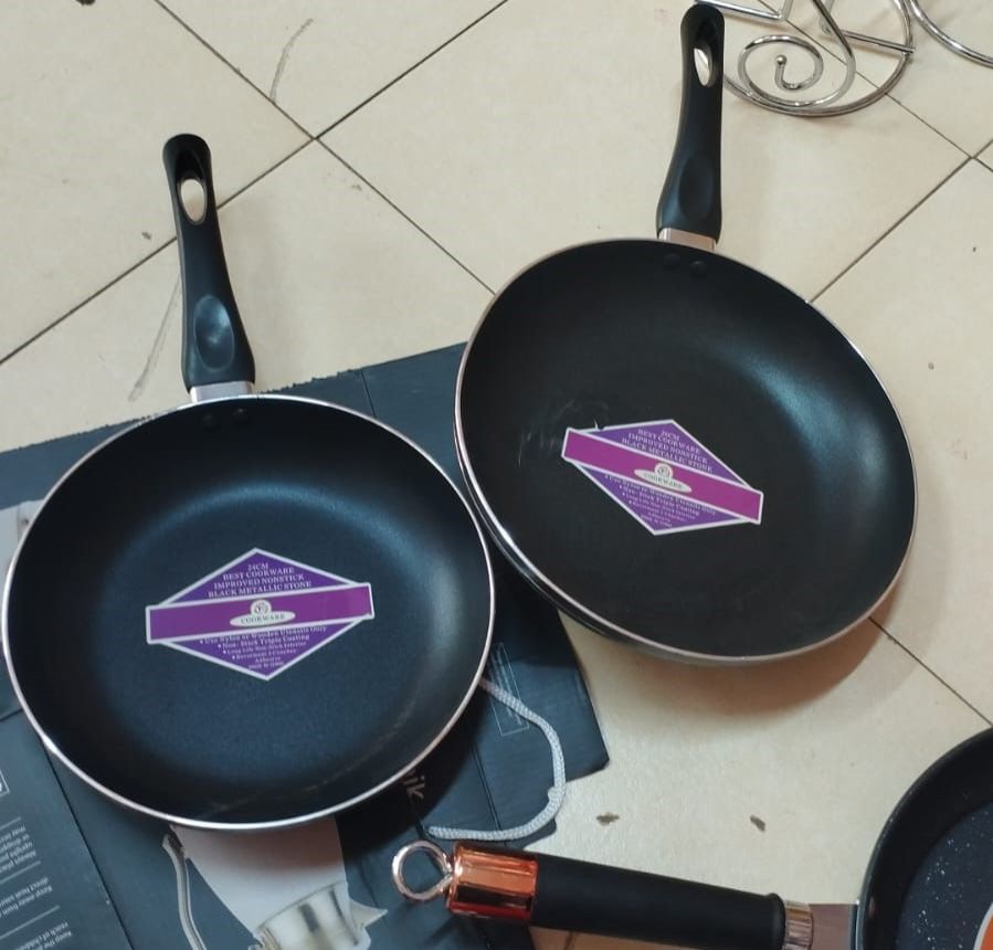 Tc pan Premium Non-Stick Coating 1pc– Fry with less oil and clean easily Deep Design – Less splatter, more space for cooking Heat-Resistant Handle – Safe, comfortable grip