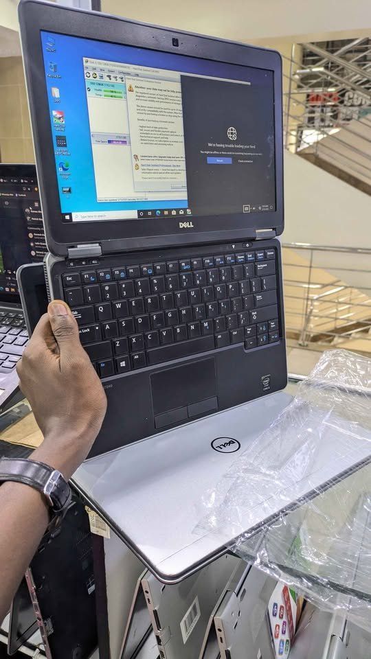Dell Latitude E7240 Core i5 4th Gen 128GB SSD Laptop 
Dell Latitude E7240 comes with Intel Core i5 4th generation processor, 8GB RAM, 10MHz memory speed, 128GB SSD storage capacity, 12.5-inch