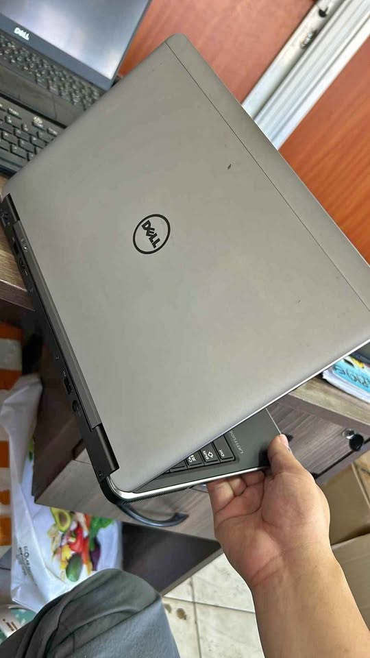 Dell Latitude E7240 Core i5 4th Gen 128GB SSD Laptop 
Dell Latitude E7240 comes with Intel Core i5 4th generation processor, 8GB RAM, 10MHz memory speed, 128GB SSD storage capacity, 12.5-inch
