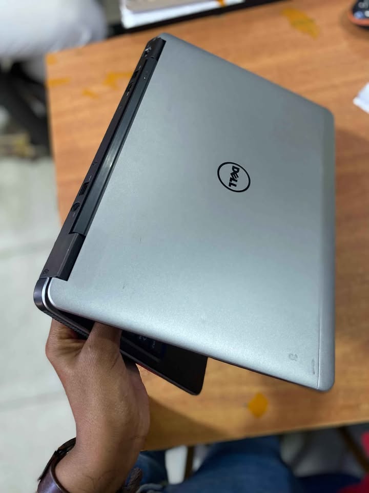 Dell Latitude E7240 Core i5 4th Gen 128GB SSD Laptop 
Dell Latitude E7240 comes with Intel Core i5 4th generation processor, 8GB RAM, 10MHz memory speed, 128GB SSD storage capacity, 12.5-inch