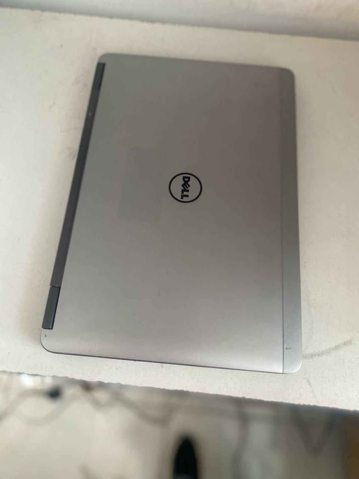 Dell Latitude E7240 Core i5 4th Gen 128GB SSD Laptop 
Dell Latitude E7240 comes with Intel Core i5 4th generation processor, 8GB RAM, 10MHz memory speed, 128GB SSD storage capacity, 12.5-inch