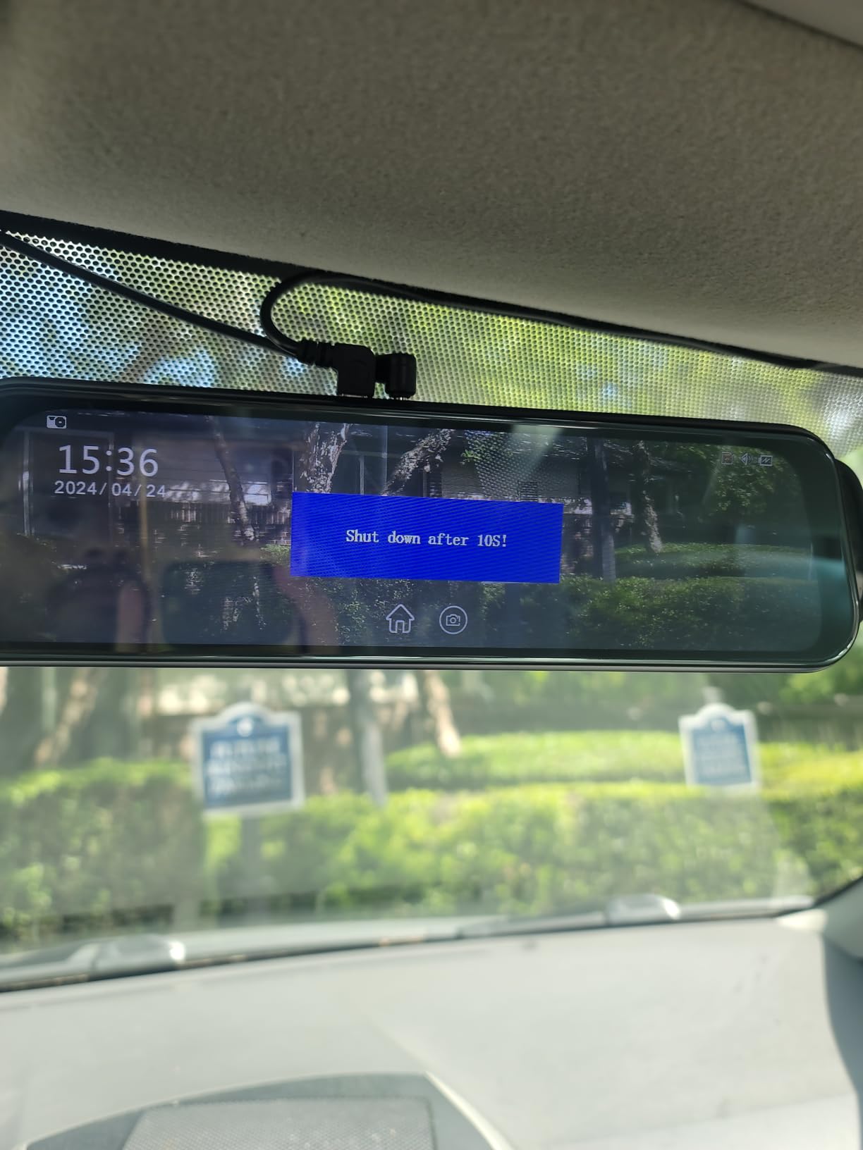 10 inch Full Touch Screen Mirror Dash Cam
10 Inch Full Touch Screen
The interface is easy to navigate and set the multi-function menu.You can perform various operations with simple touch,