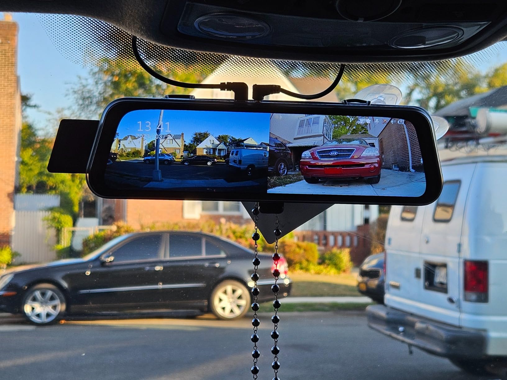 10 inch Full Touch Screen Mirror Dash Cam
10 Inch Full Touch Screen
The interface is easy to navigate and set the multi-function menu.You can perform various operations with simple touch,