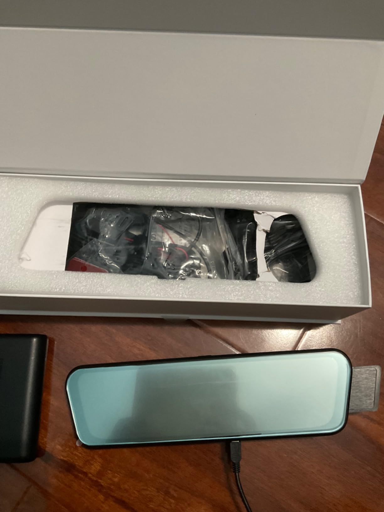 10 inch Full Touch Screen Mirror Dash Cam
10 Inch Full Touch Screen
The interface is easy to navigate and set the multi-function menu.You can perform various operations with simple touch,