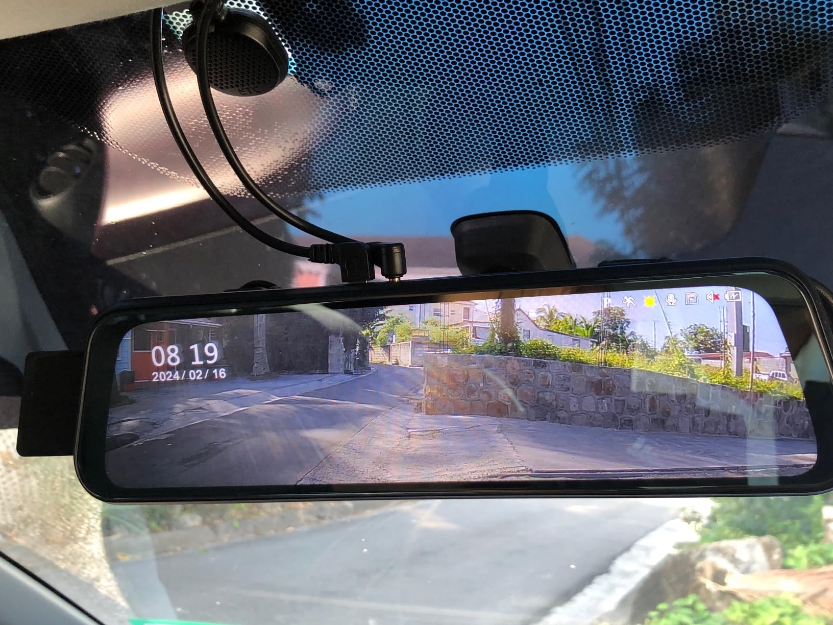 10 inch Full Touch Screen Mirror Dash Cam
10 Inch Full Touch Screen
The interface is easy to navigate and set the multi-function menu.You can perform various operations with simple touch,