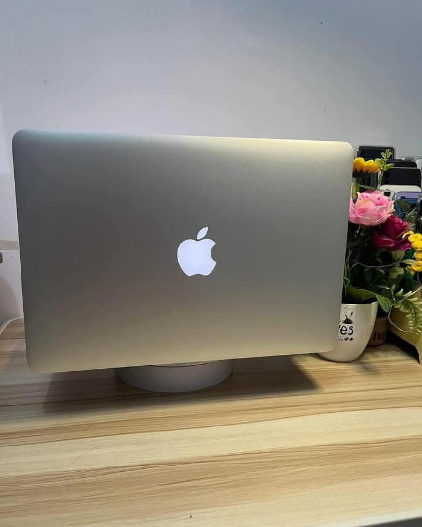 Apple MacBook Air 8th Gen Intel Core i5 8GB RAM 128GB SSD 13" Retina Display Bluetooth Webcam WiFi Intel UHD Graphics 617 2018 A1932 Ex Uk 6 Months designed for professionals, students, and creatives.