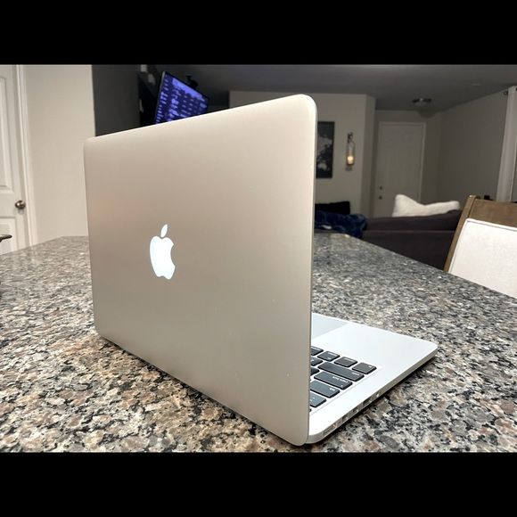 2017 Apple MacBook Pro | 13-inch | i5 Processor | 16 GB RAM | 256GB SSD | Space Gray The 2017 MacBook Pro 13-inch is a sleek and powerful laptop designed for professionals, students, and creatives. Fe