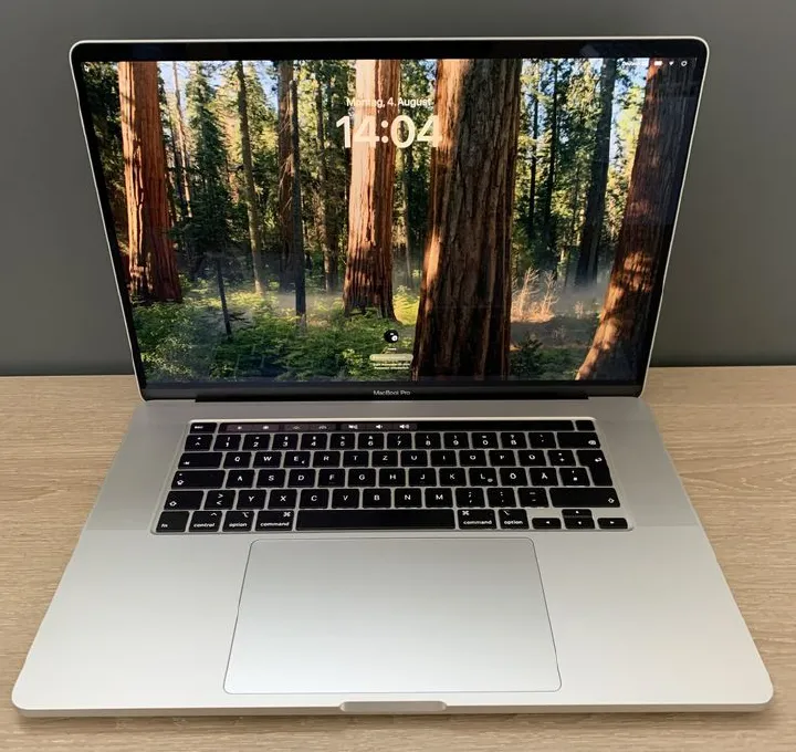 2017 Apple MacBook Pro | 13-inch | i5 Processor | 16 GB RAM | 256GB SSD | Space Gray The 2017 MacBook Pro 13-inch is a sleek and powerful laptop designed for professionals, students, and creatives. Fe