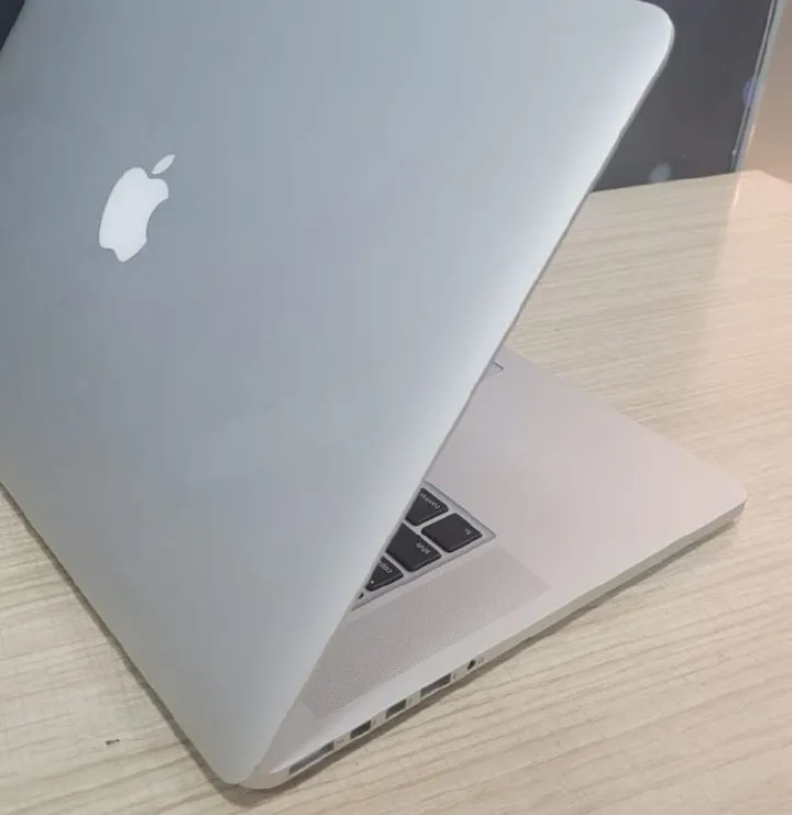 Apple MacBook Air 8th Gen Intel Core i5 8GB RAM 128GB SSD 13" Retina Display Bluetooth Webcam WiFi Intel UHD Graphics 617 2018 A1932 Ex Uk 6 Months designed for professionals, students, and creatives.