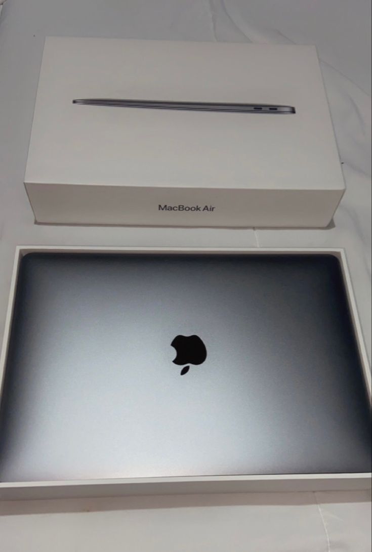 Apple MacBook Air Apple MacBook Air M1 Chip 8-Core macOS 8GB RAM 256GB SSD 13.3" Retina Touch ID A2337 Ex Uk 6 Months Warranty                                                                         .