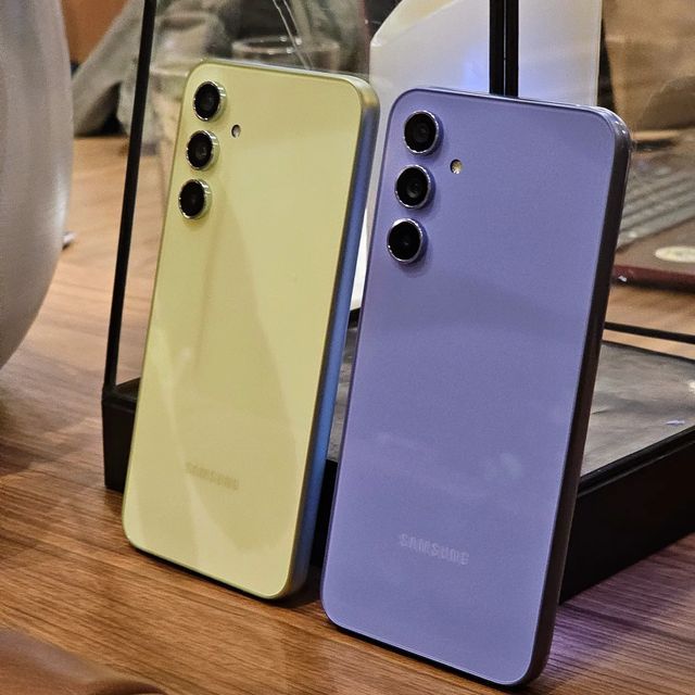 NEW Boxed Samsung Galaxy A54  5G 6.4'' 128 GB Storage 8GB Ram Super AMOLED, 120Hz, Android 13, upgradable to Android 14, 50MP + 12MP + 5MP Main Camera 32 MP Front Cam Fingerprint sensor 5000mAh Type C