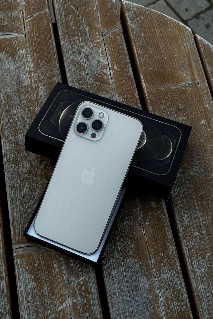 New IPHONE 12 PRO MAX IN GOLD WITH 256GB OF STORAGE. A 6.7-INCH SUPER RETINA XDR DISPLAY A PERFECTLY WORKING FACE ID AND TRUETONE ENABLED 90% BATTERY CAPACITY iPhone 12 Pro Max comes with fast charger