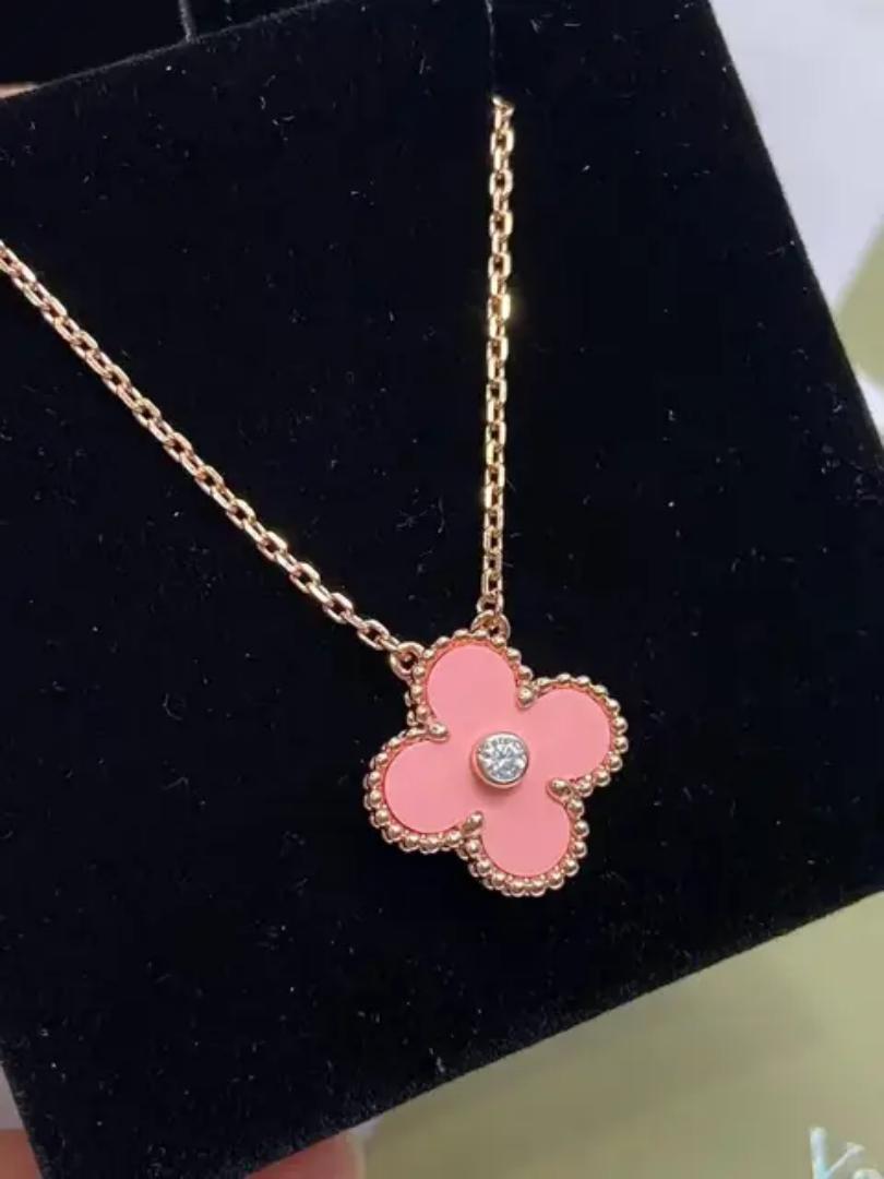 Bestselling 4-leaf clover pendant necklace features a gold-coated design, symbolizing luck and positivity. A perfect accessory for any occasion, it adds a touch of charm and elegance to your style.