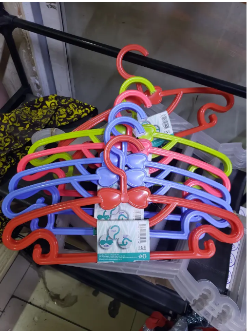 Generic 12/24 pieces Plastic Kids Hangers, Well designed to fit Babies,Toddlers and Teen Clothes