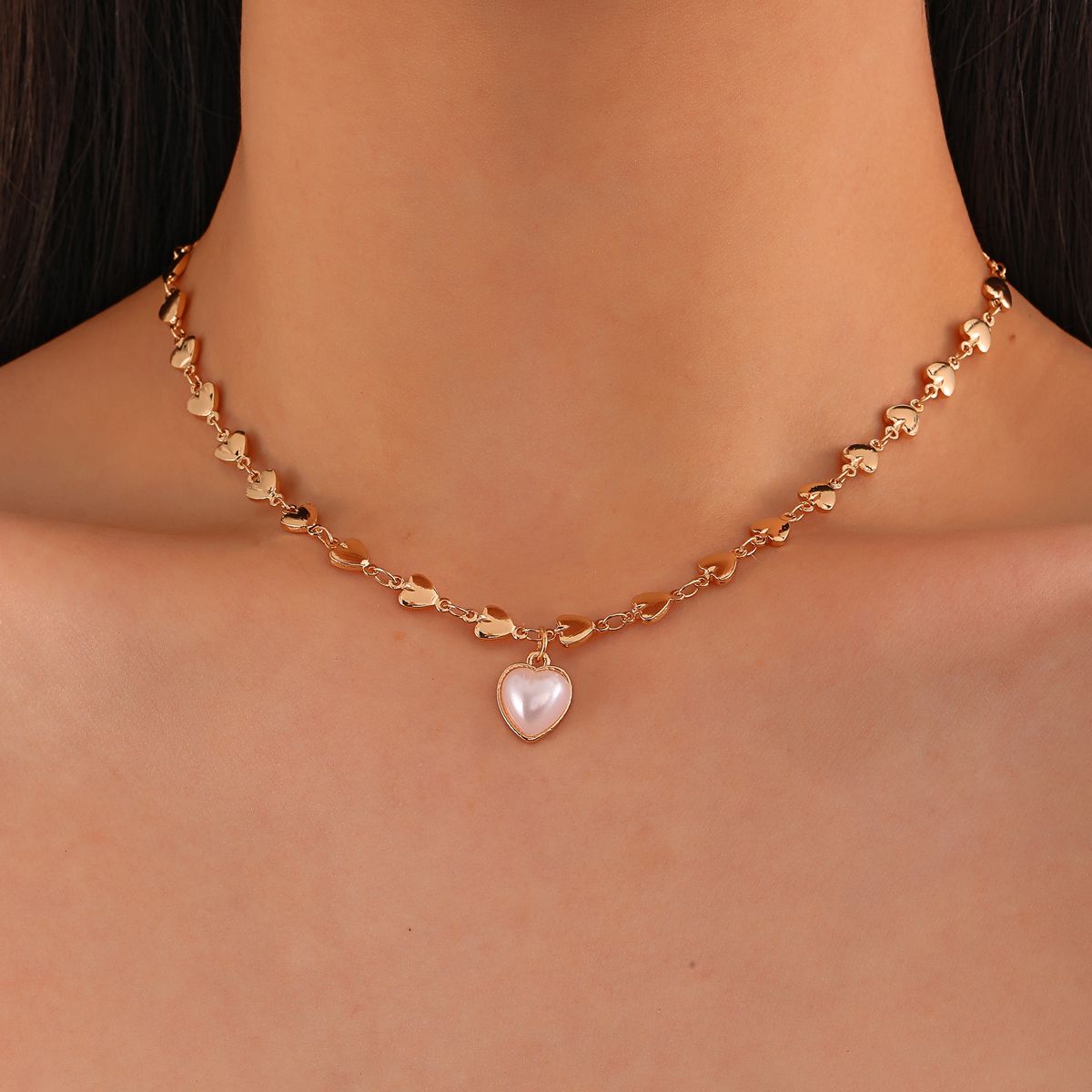 Lady's Necklace 18K Gold Plated Heart Chain Choker With Delicate White Mother Of Pearl Heart Pendant Skin Friendly Hypoallergenic Lightweight Elegant Fashion Accessories Suitable For Daily Wear