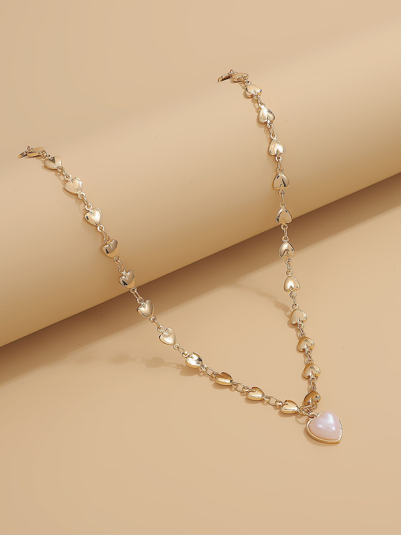 Lady's Necklace 18K Gold Plated Heart Chain Choker With Delicate White Mother Of Pearl Heart Pendant Skin Friendly Hypoallergenic Lightweight Elegant Fashion Accessories Suitable For Daily Wear