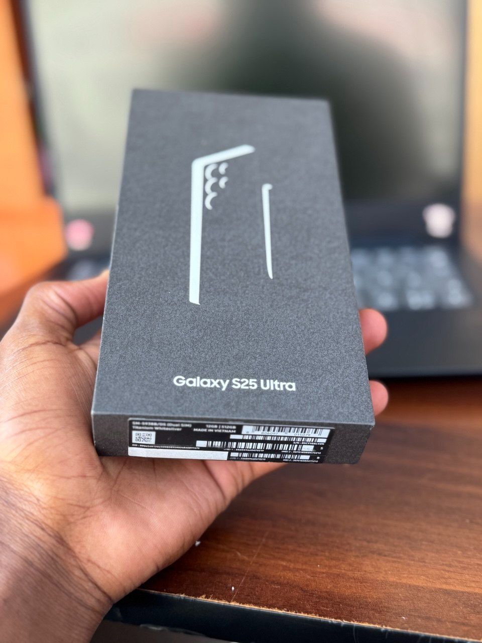 SAMSUNG  GALAXY S25 6.9 INCH DISPLAY DYNAMIC AMOLED 2X WITH 1440P RESOLUTION. 12 + 512GB 200 MEGAPIXEL Smartphone 5G Dual sim Card