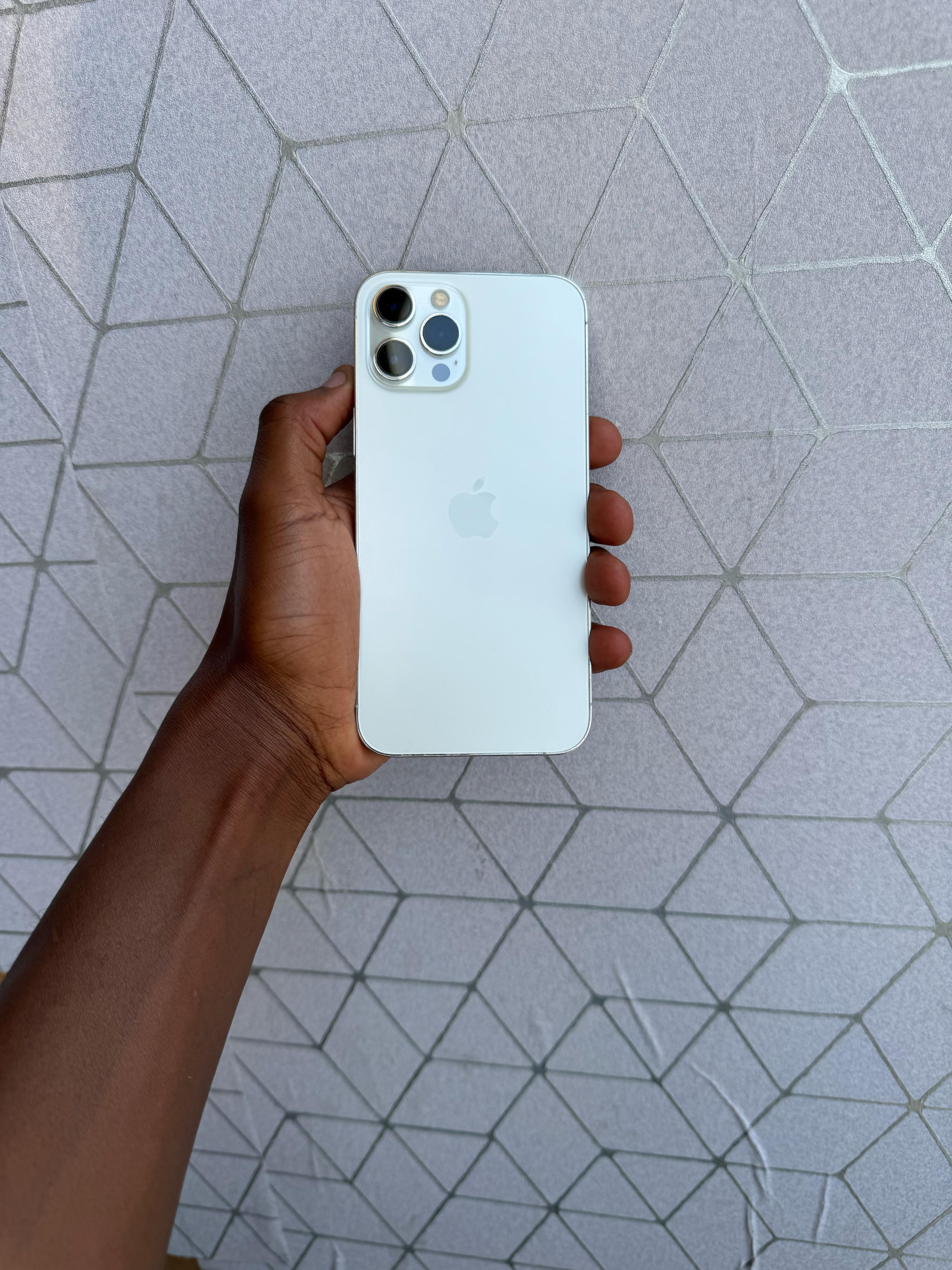 IPHONE 12 PRO MAX 256GB  IN EXCELLENT EX UK CONDITION BATTERY HEALTH 88%. TRUTONE AVAILABLE . 256 GB ROM.6.7-inch Super Retina XDR OLED display. 5G ENABLED.