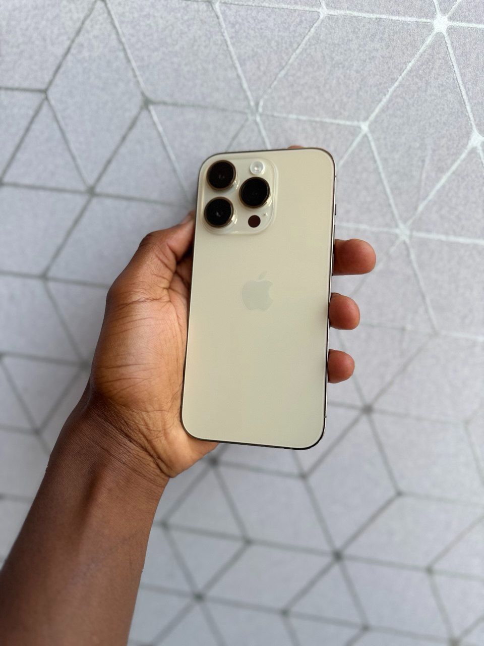 IPHONE 14 PRO 256GB ROM 6 GB RAM 81% BH. 48MP MAIN SENSOR NEW DYNAMIC ISLAND ON A 6.I INCH XDR SCREEN DISPLAY.