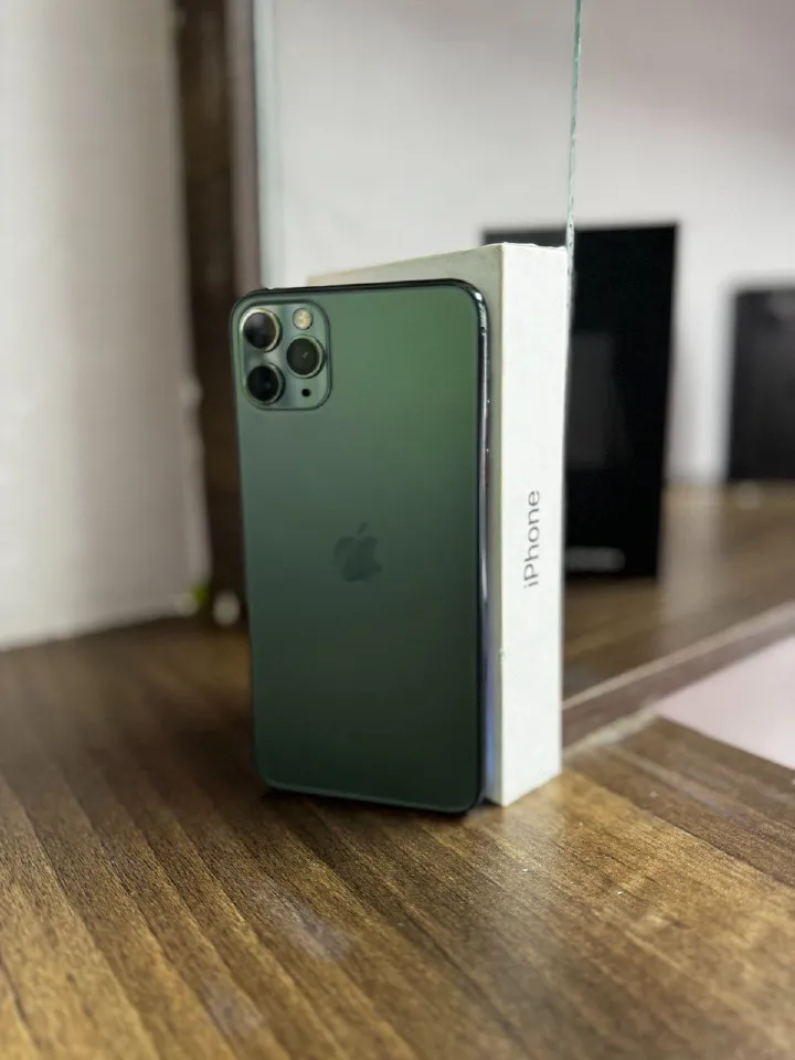 IPHONE 11 PRO MAX IN GREAT CONDITION 512GB ROM 4 GB RAM 95% BATTERY CAPACITY 6.1-INCH LIQUID RETINA DISPLAY, A13 BIONIC CHIP, AND DUAL 12MP CAMERAS