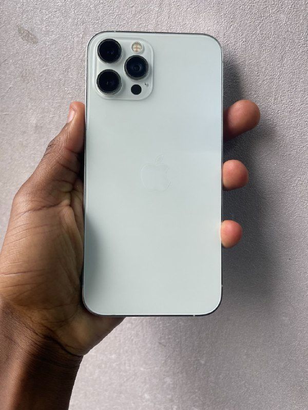 Like-New iPhone 12 Pro Max 256GB - Cinematic Video & Stunning Display! Professionally cared for, not a single scratch or mark. Cover and cables. Perfect for photographers