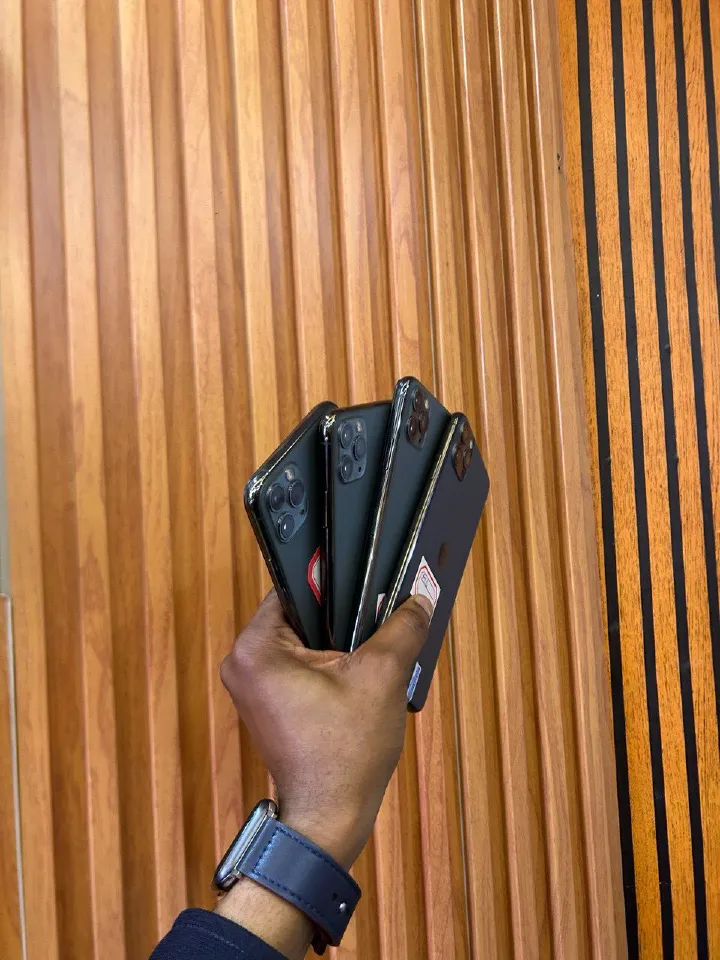 REFURBISHED IPHONE 11 PRO MAX 256GB WITH REPLACED DISPLAY, FULLY FUNCTIONAL, 90%+ BATTERY HEALTH, FACE ID WORKING, SMOOTH PERFORMANCE, CLEAN CONDITION Free PROTECTOR AND CLEAR CASE.