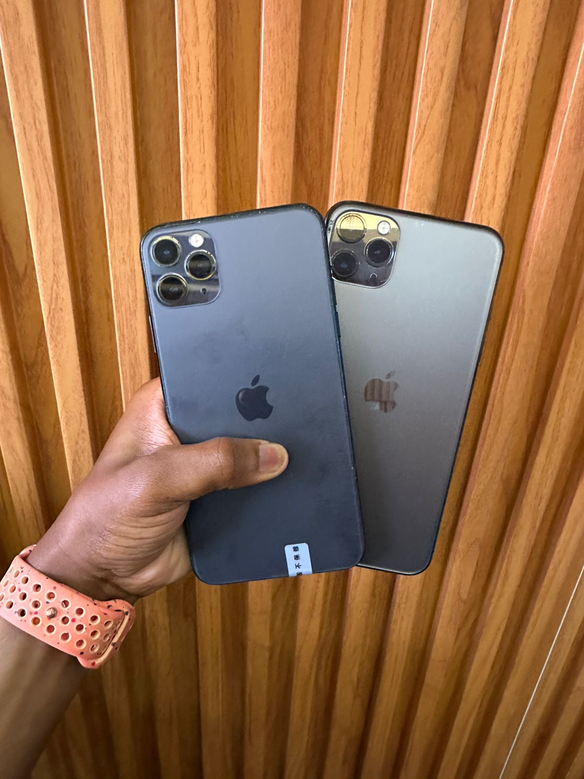 THE IPHONE 11 PRO MAX 256GB DELIVERS PRO-GRADE PHOTOGRAPHY WITH ITS TRIPLE-CAMERA SYSTEM AND STUNNING 6.5" SUPER RETINA XDR DISPLAY. POWERED BY THE A13 BIONIC CHIP. FREE COVER PLUS CHARGING CABLE