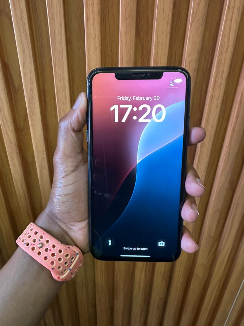 THE IPHONE 11 PRO MAX 256GB DELIVERS PRO-GRADE PHOTOGRAPHY WITH ITS TRIPLE-CAMERA SYSTEM AND STUNNING 6.5" SUPER RETINA XDR DISPLAY. POWERED BY THE A13 BIONIC CHIP. FREE COVER PLUS CHARGING CABLE