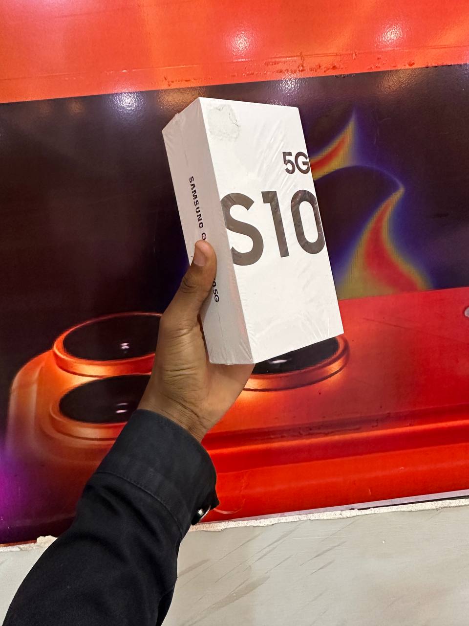 NEW SAMSUNG GALAXY S10 5G: 6.7" AMOLED SCREEN, QUAD CAMERA, 5G SPEED, 4500MAH BATTERY. PREMIUM FLAGSHIP IN GREAT CONDITION. INCLUDES CLASSIC NEW NOKIA N105 FOR BACKUP CALLS AND TEXT.