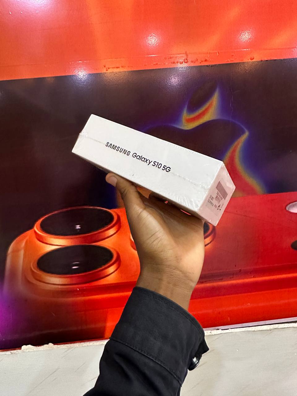 NEW SAMSUNG GALAXY S10 5G: 6.7" AMOLED SCREEN, QUAD CAMERA, 5G SPEED, 4500MAH BATTERY. PREMIUM FLAGSHIP IN GREAT CONDITION. INCLUDES CLASSIC NEW NOKIA N105 FOR BACKUP CALLS AND TEXT.