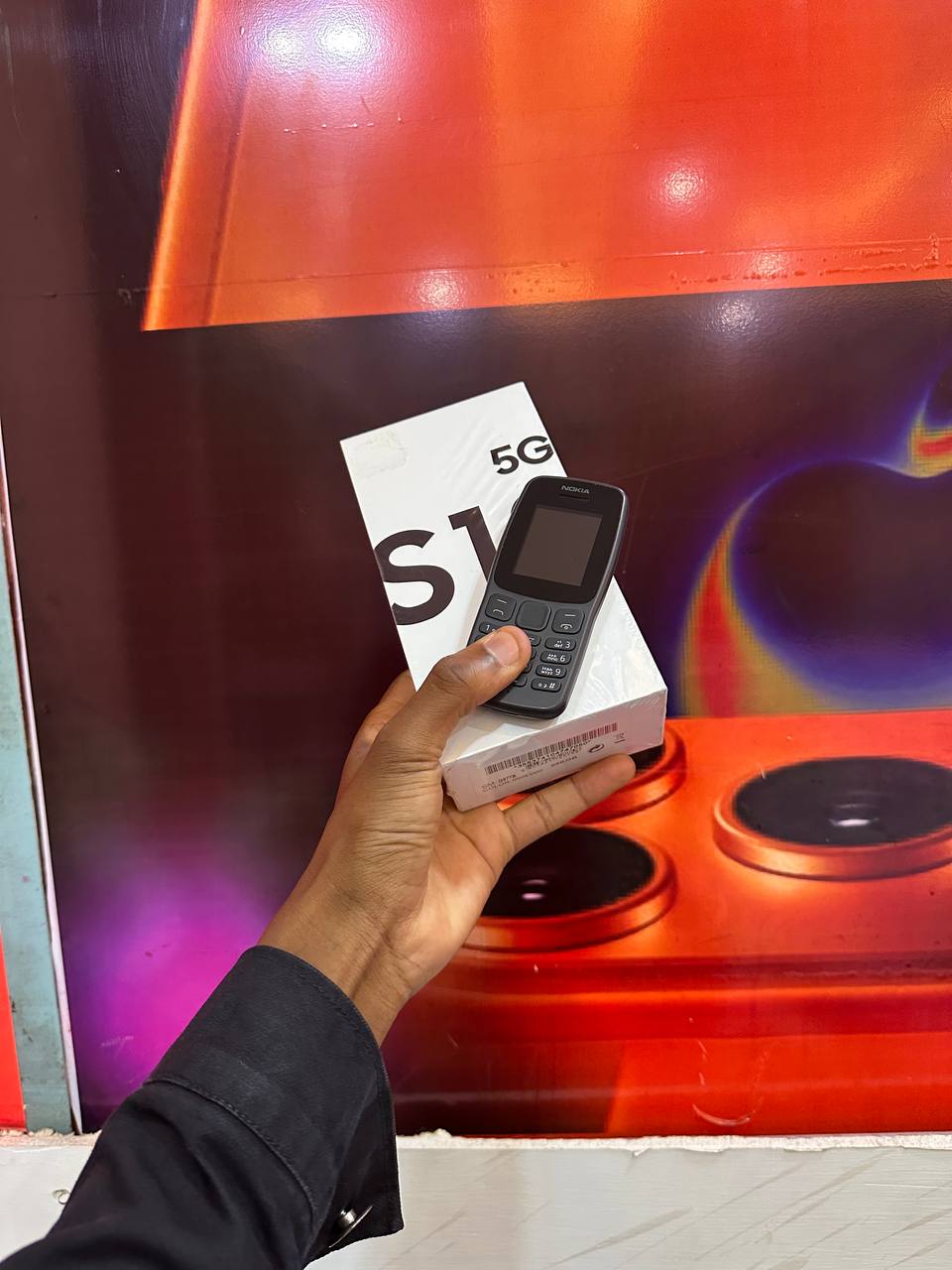 NEW SAMSUNG GALAXY S10 5G: 6.7" AMOLED SCREEN, QUAD CAMERA, 5G SPEED, 4500MAH BATTERY. PREMIUM FLAGSHIP IN GREAT CONDITION. INCLUDES CLASSIC NEW NOKIA N105 FOR BACKUP CALLS AND TEXT.