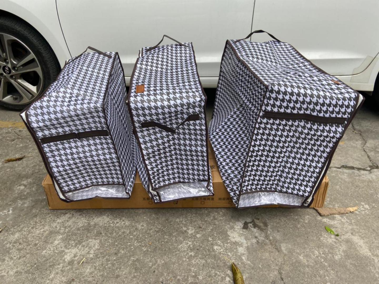 Quilt Duvet/Closet Organizer checked Material: Non Wooven Fabric Comes a set of 3pcs ✅Size: 55*40*25cm ✅ 60*45*25cm ✅65*50*30cm