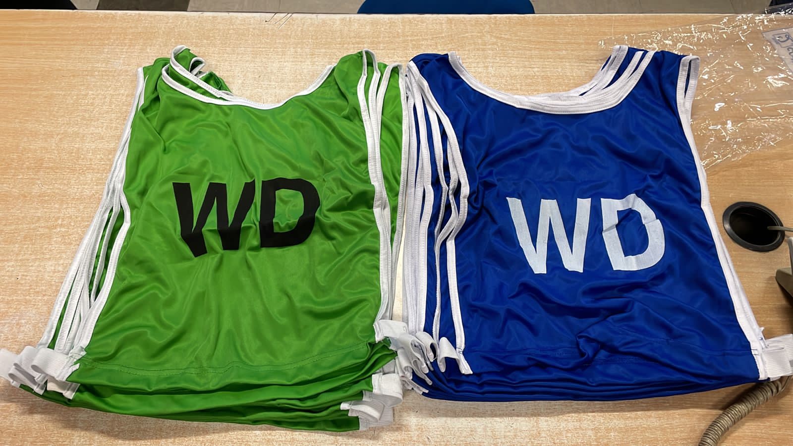 Netball Bibs 14 Pack  (7 Green & 7 Blue) Vests with Position Markings, Youth and  – Ideal for Teams & Schools