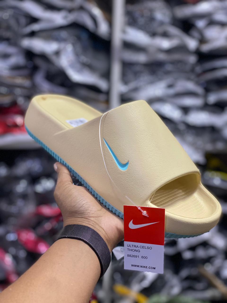 New Arrival ⚡Latest High Quality Yeezy Slides 🔥🔥🔥Breathable, classic and original Unisex Sandals/ Slides 💎💥