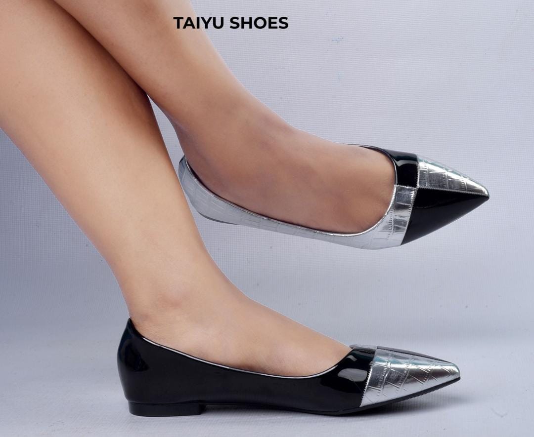 Fashion High Quality Women flats🔥🔥🔥stable flats for comfort and ease walking,,,best Quality it is made of synthetic leather
all colours and sizes available. 🔥🔥🔥