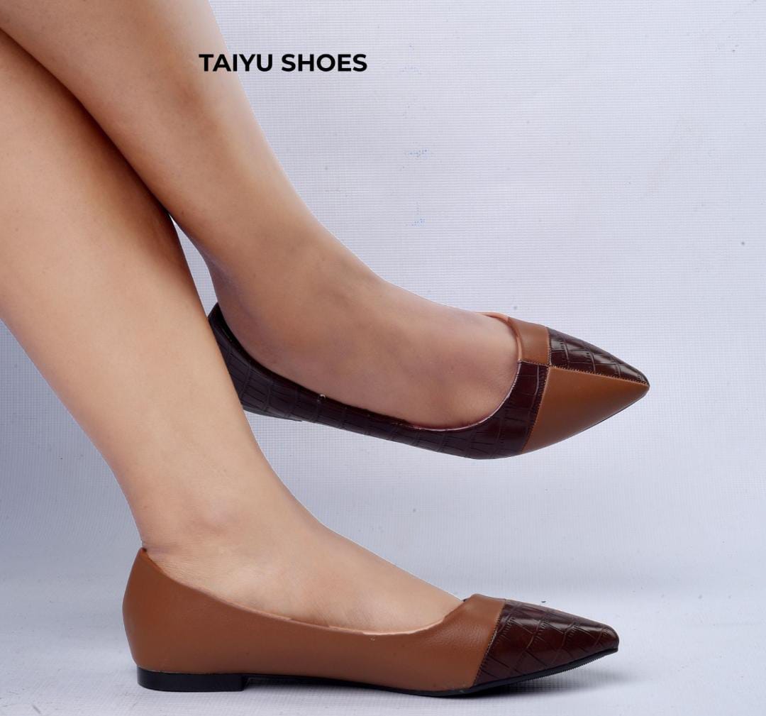 Fashion High Quality Women flats🔥🔥🔥stable flats for comfort and ease walking,,,best Quality it is made of synthetic leather
all colours and sizes available. 🔥🔥🔥