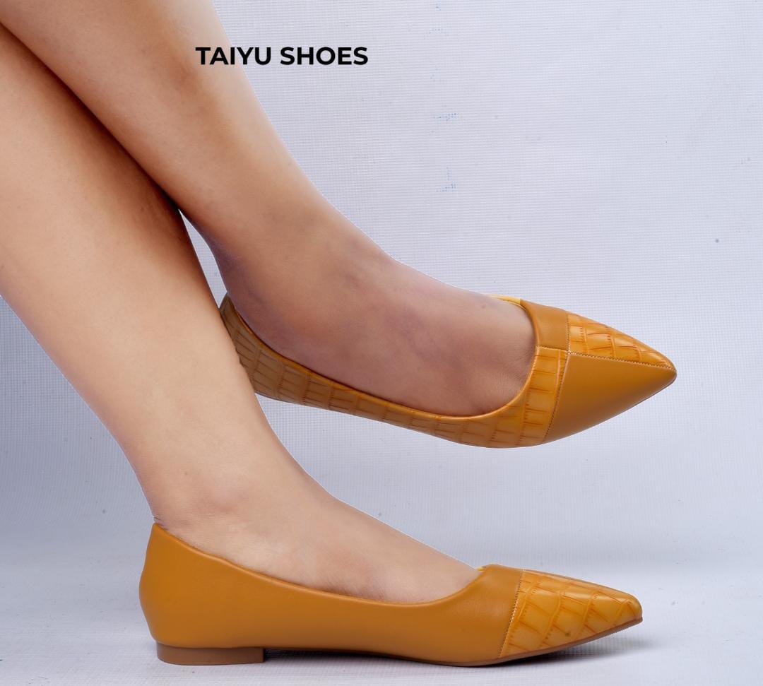 Fashion High Quality Women flats🔥🔥🔥stable flats for comfort and ease walking,,,best Quality it is made of synthetic leather
all colours and sizes available. 🔥🔥🔥