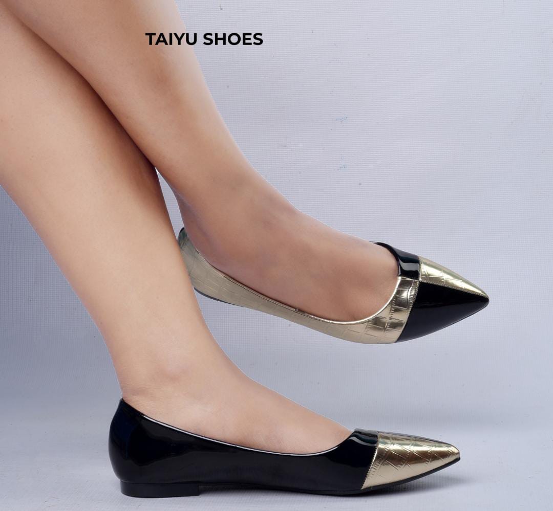 Fashion High Quality Women flats🔥🔥🔥stable flats for comfort and ease walking,,,best Quality it is made of synthetic leather
all colours and sizes available. 🔥🔥🔥