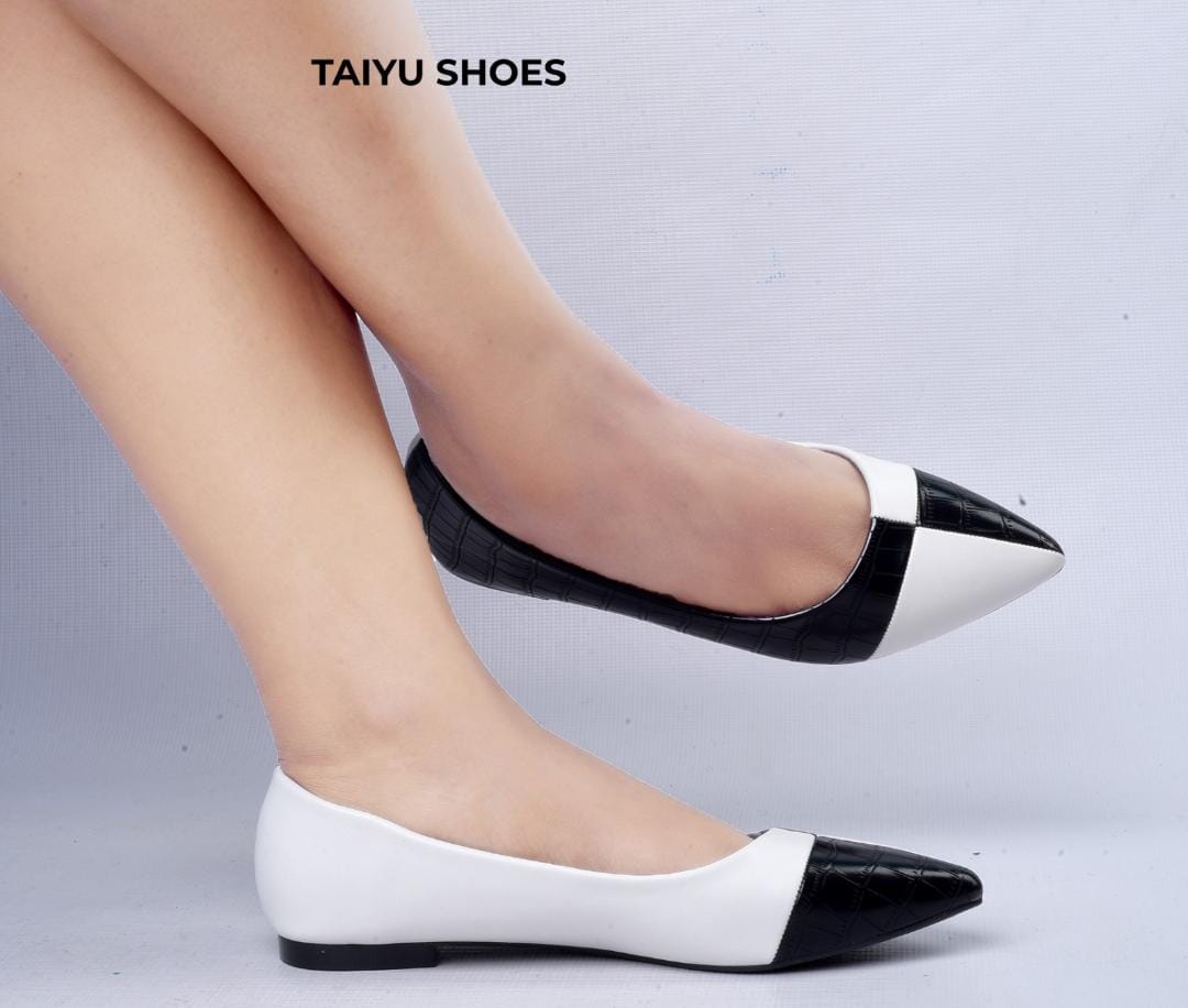Fashion High Quality Women flats🔥🔥🔥stable flats for comfort and ease walking,,,best Quality it is made of synthetic leather
all colours and sizes available. 🔥🔥🔥